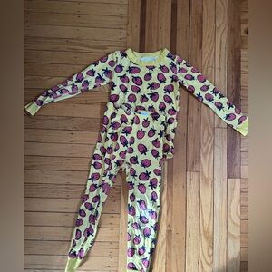 Hanna Andersson Yellow Pajama Set with strawberry 100 percent cotton size 5 110